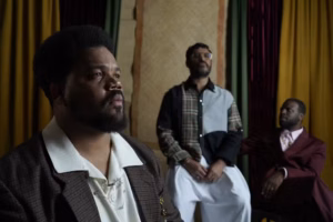 Amaro Freitas, Criolo e Dino d'Santiago aparecem juntos em imagem de divulgação do projeto musical que conecta influências de Cabo Verde e Pernambuco.