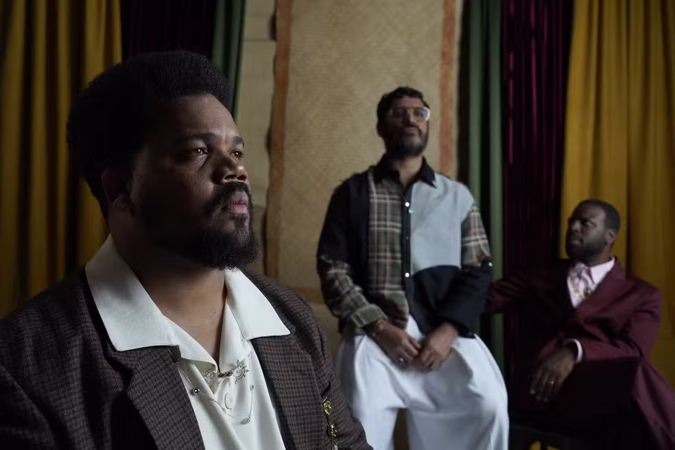 Amaro Freitas, Criolo e Dino d'Santiago aparecem juntos em imagem de divulgação do projeto musical que conecta influências de Cabo Verde e Pernambuco.
