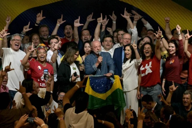 Lula promete mudar forma de governar e ampliar participação popular após reeleição