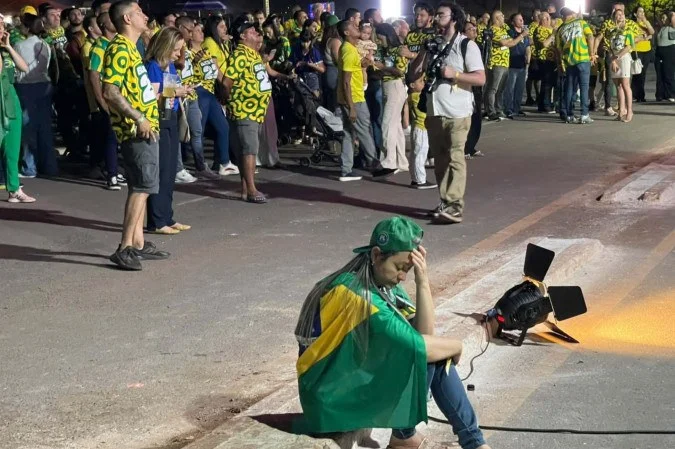 Apoiadores de Flávio deixam Esplanada desolados após vitória de Lula