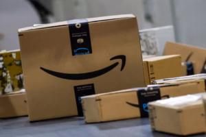 Caixas com a identificação da Amazon em imagem de arquivo, utilizada para ilustrar reportagem sobre denúncias trabalhistas em um centro logístico no Distrito Federal.