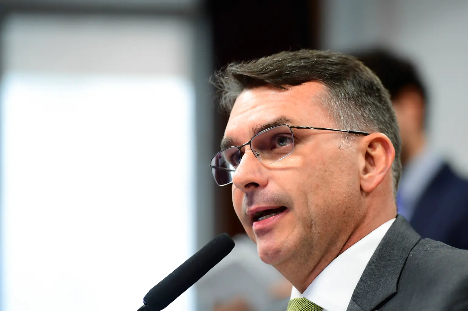 Emendas de Flávio Bolsonaro financiaram entidade classificada como inexistente e empresas investigadas