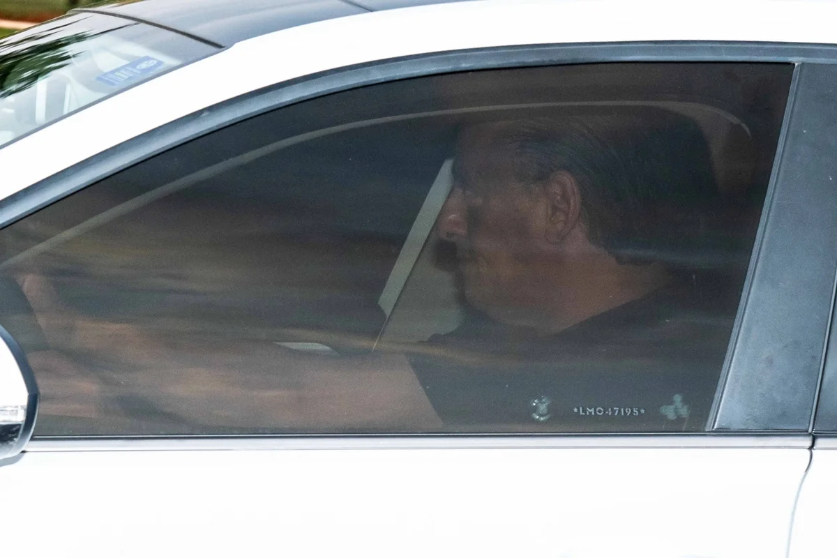 Justiça do DF libera R$ 54 mil bloqueados de advogado de Bolsonaro por dívida de condomínio