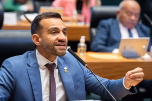 Fábio Felix, deputado federal eleito pelo PSOL no Distrito Federal, aparece em registros relacionados à sua atuação política. Uma das imagens o mostra durante sessão na Câmara Legislativa do DF; outra o apresenta com um leque nas cores da bandeira LGBTQIA+ e o Congresso Nacional ao fundo.