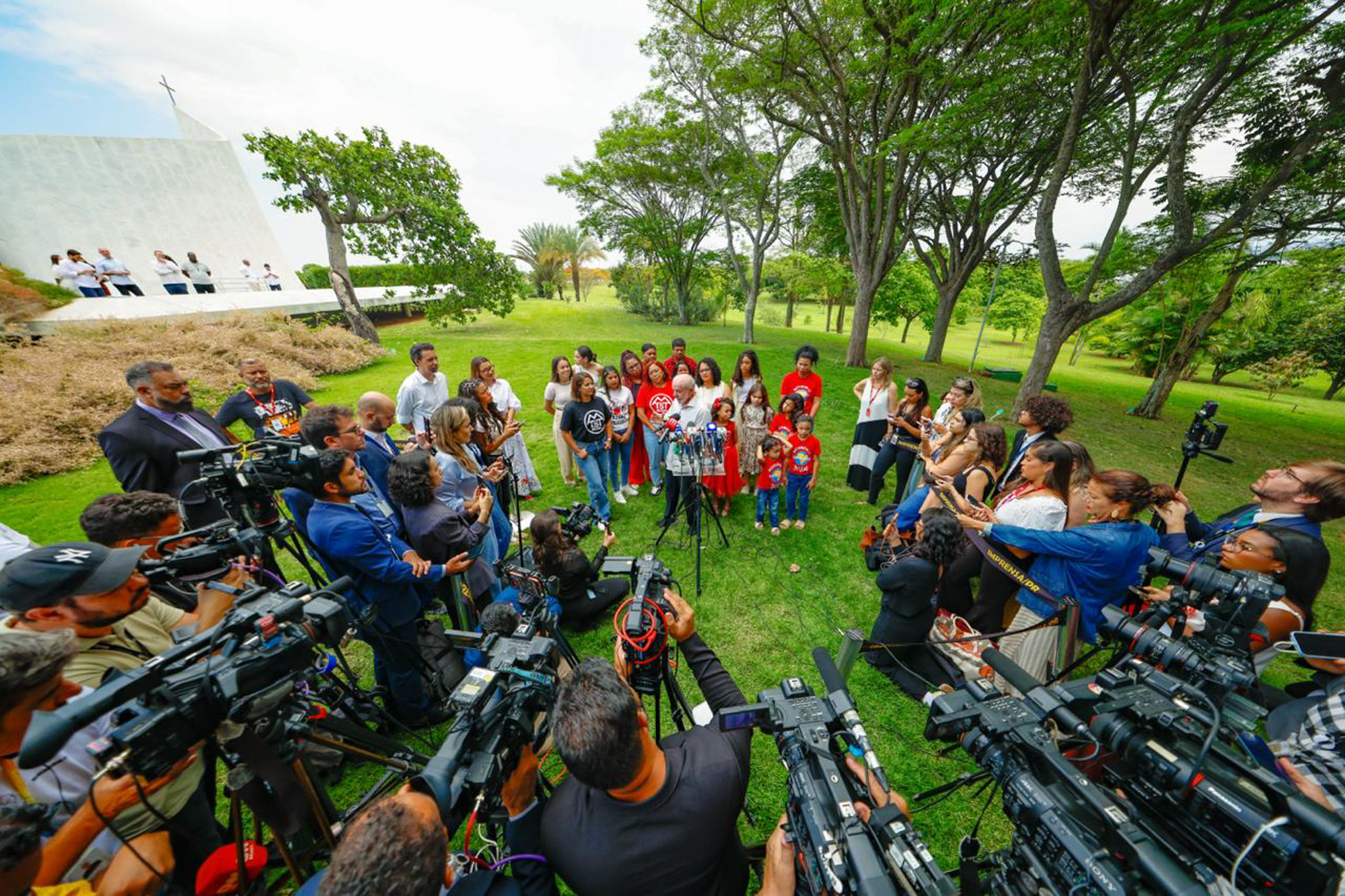 Lula questiona atuação do TSE e anuncia ampliação de canais de campanha no WhatsApp