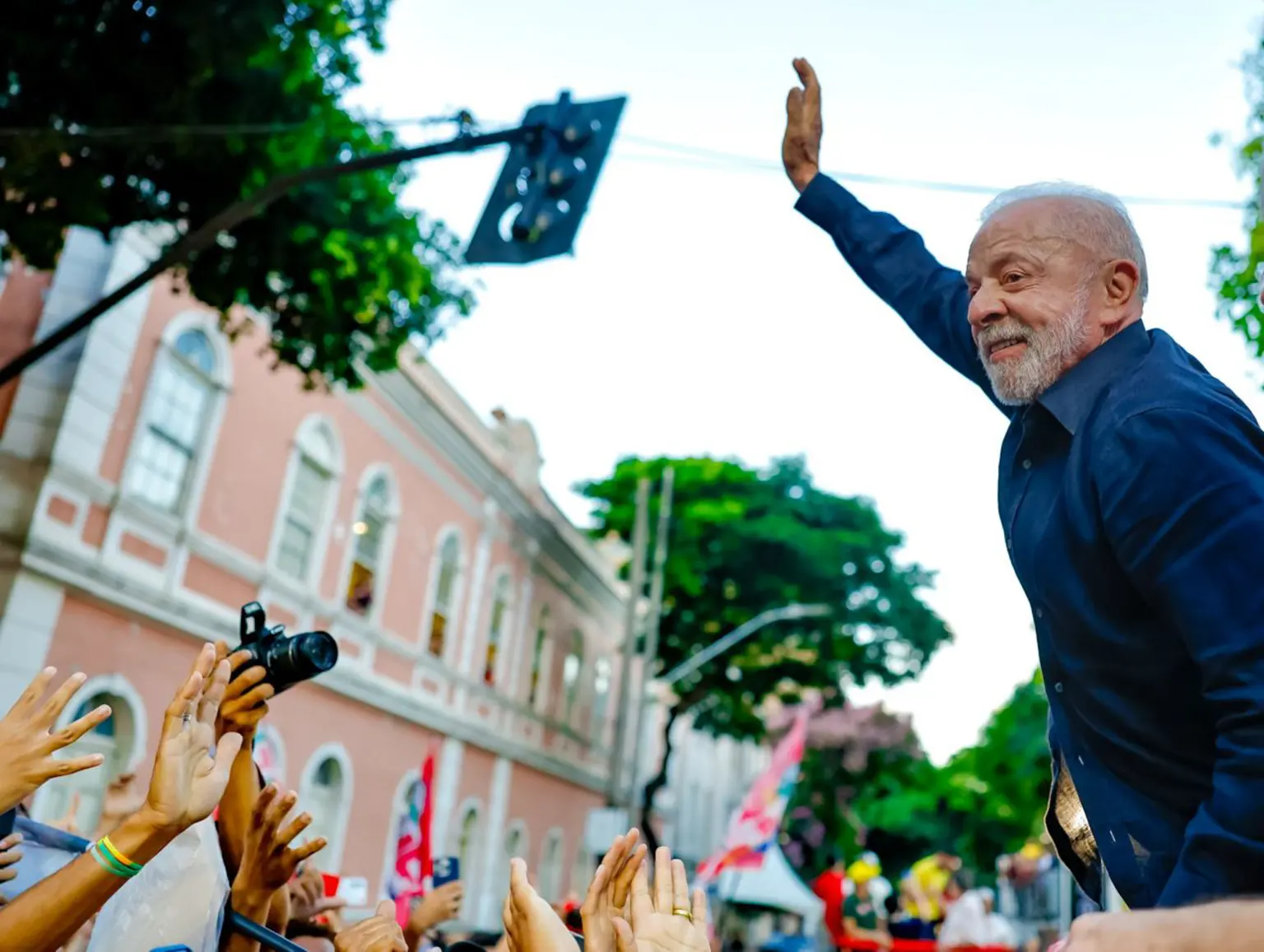 Lula aparece numericamente à frente de Flávio Bolsonaro em nova pesquisa Vox Brasil