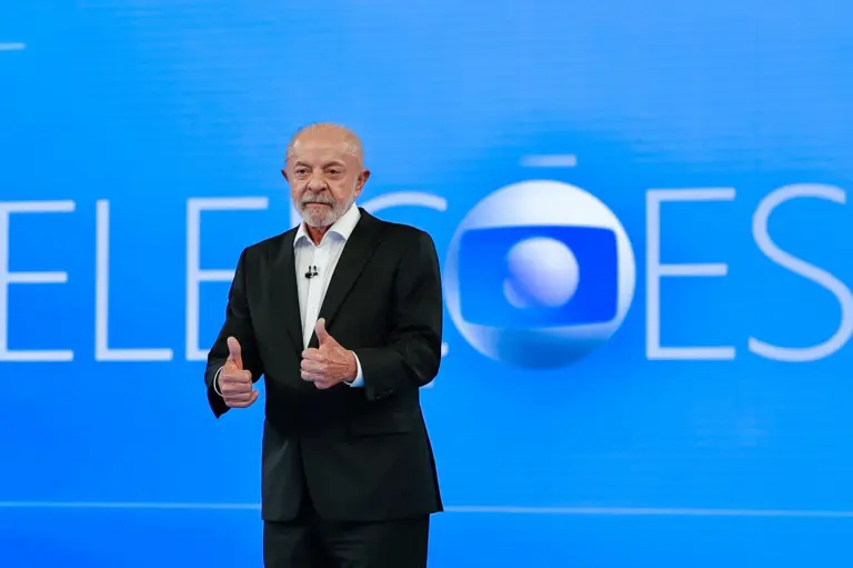 Lula cobra explicações de Flávio Bolsonaro sobre Bolsa Família, licença-maternidade e SUS