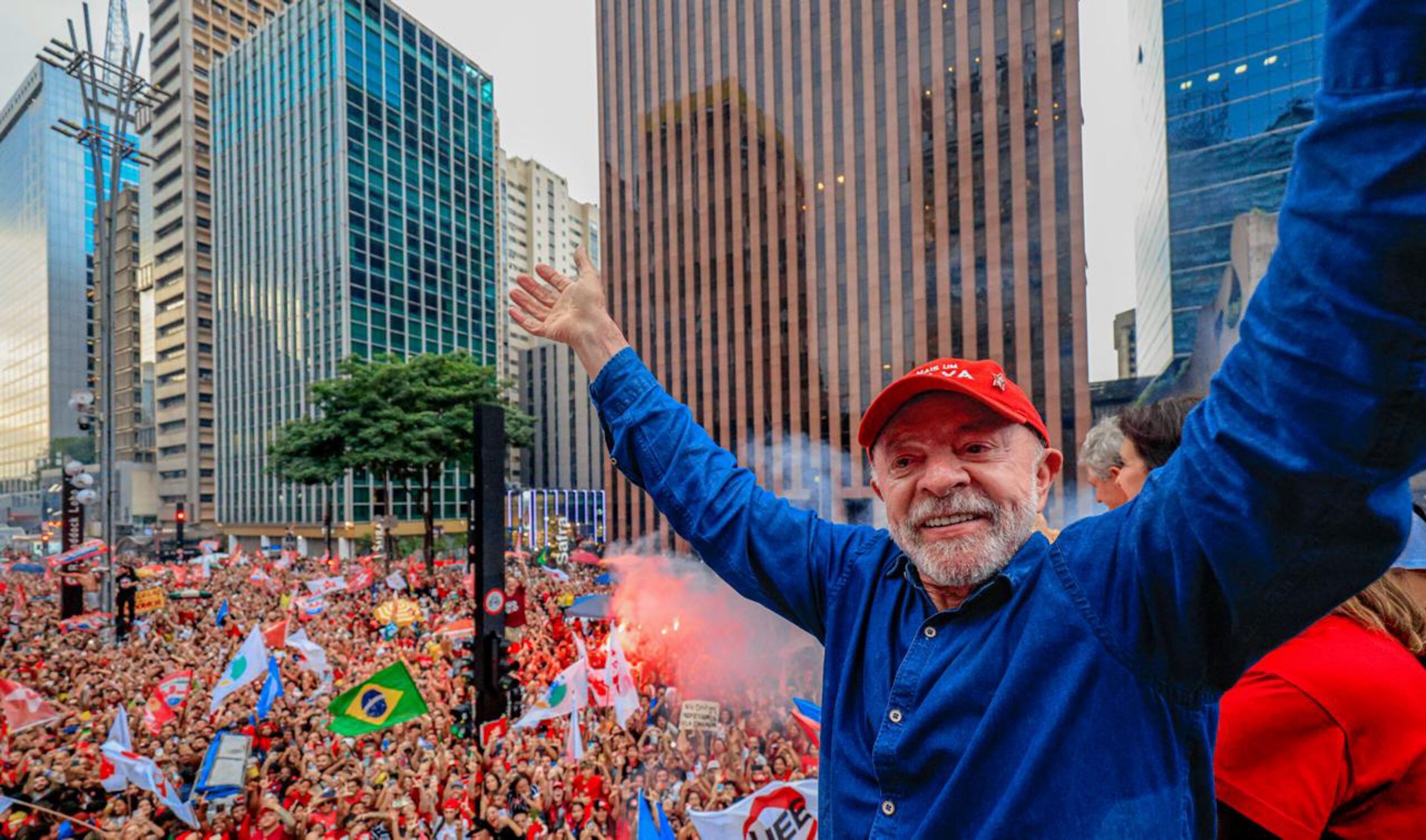 Lula supera Flávio Bolsonaro e conquista quarto mandato à frente da Presidência da República