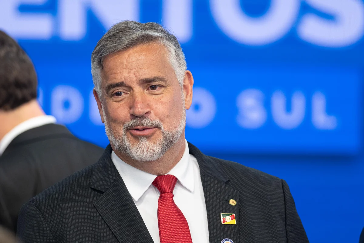 Paulo Pimenta propõe frente ampla em defesa da democracia após carta de Flávio Bolsonaro