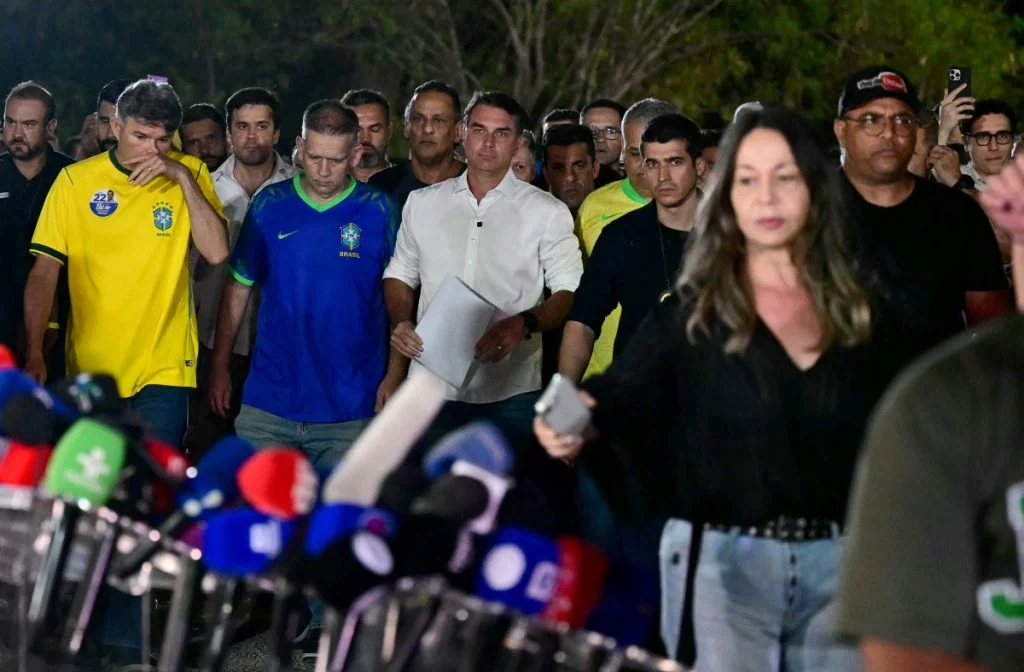 Flávio Bolsonaro questiona resultado eleitoral e não reconhece vitória de Lula