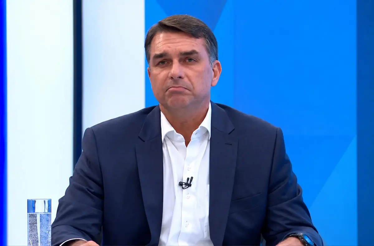 Investigações sobre Flávio Bolsonaro continuam após saída do senador do Brasil