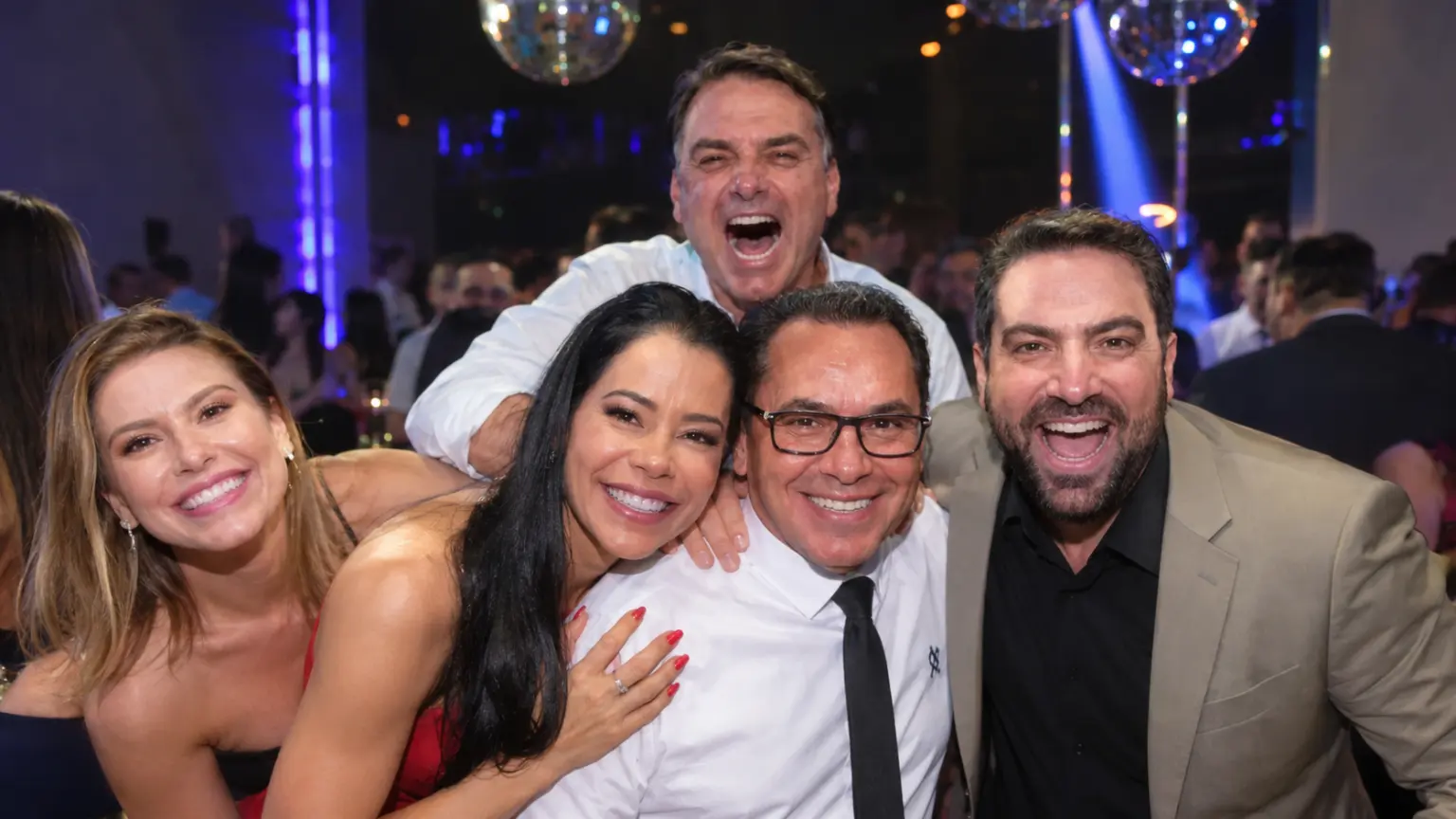 Revista piauí relata festa com Flávio Bolsonaro em lancha durante a pandemia e suposto presente de Rolex