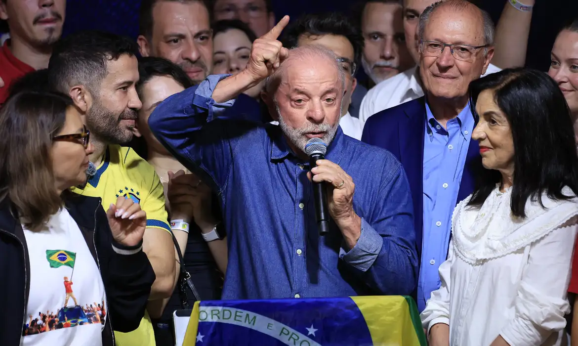 Vitória de Lula é reconhecida por adversários, que descartam fraude eleitoral
