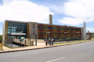 Fachada de uma unidade do Instituto Federal de Brasília, instituição que oferece vagas gratuitas em cursos técnicos para o primeiro semestre de 2027.