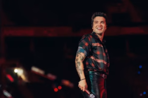 O cantor Luan Santana se apresenta durante um show da turnê Registro Histórico, que reúne sucessos de diferentes fases de sua carreira e chega a Brasília neste sábado.
