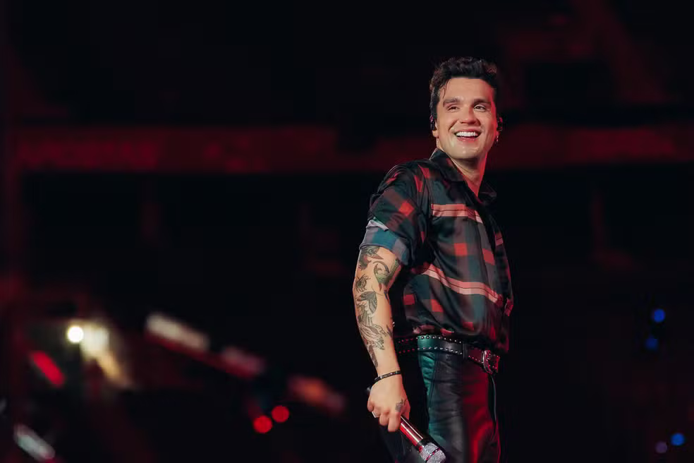 O cantor Luan Santana se apresenta durante um show da turnê Registro Histórico, que reúne sucessos de diferentes fases de sua carreira e chega a Brasília neste sábado.