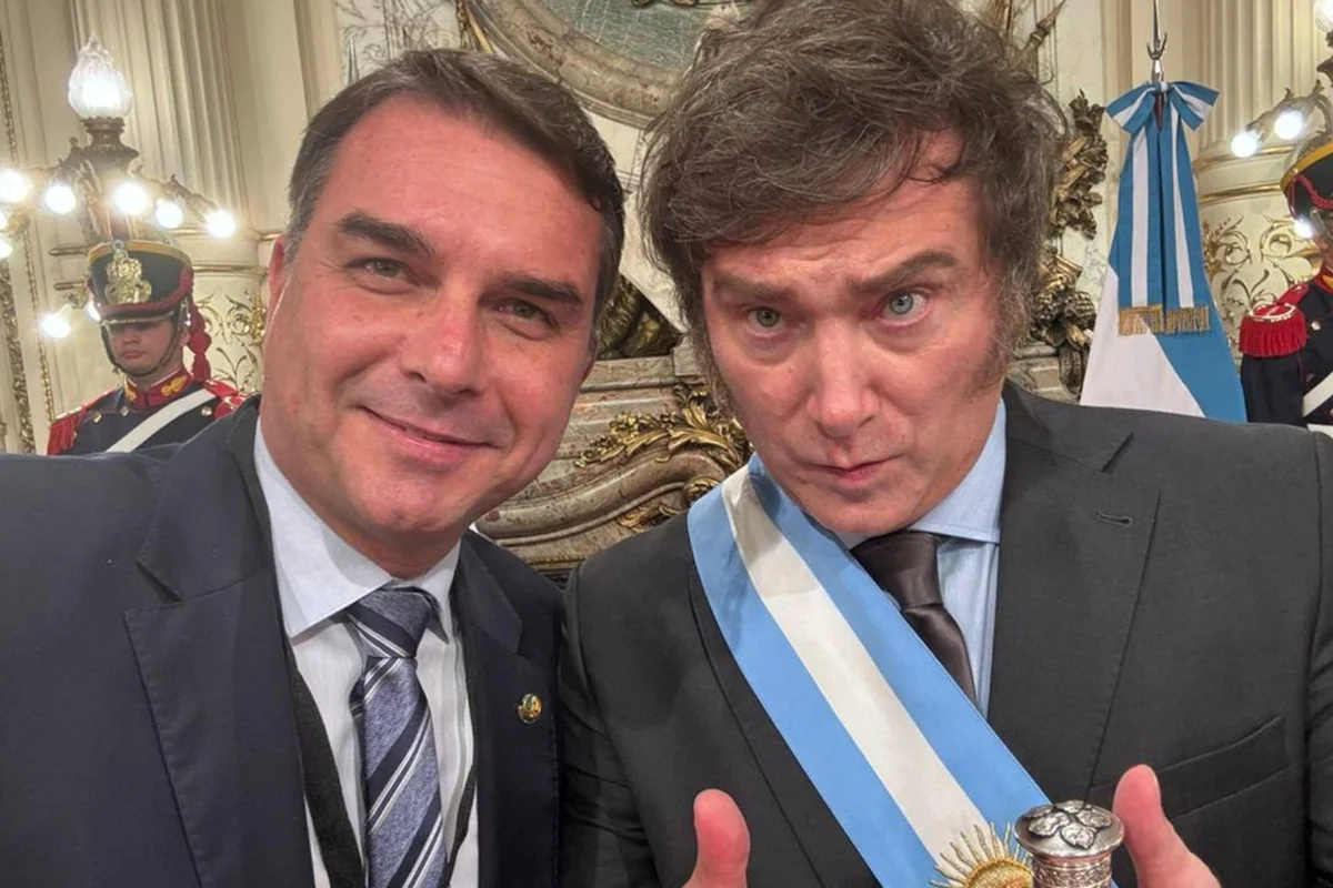 Oposição argentina pressiona Milei por passagem de Flávio Bolsonaro pelo país antes de chegar aos EUA