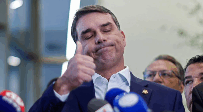 Flávio Bolsonaro teria mais de 200 decretos preparados para eventual governo; direitos trabalhistas entram no centro do debate