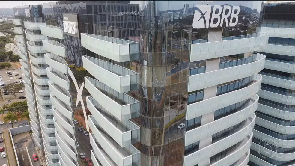 Fachada do Banco de Brasília (BRB), instituição envolvida nas operações financeiras investigadas pela Polícia Federal em conjunto com o Banco Master.
