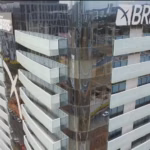 Fachada de um prédio do Banco de Brasília (BRB), instituição financeira pública do Distrito Federal envolvida nas operações investigadas com o Banco Master.