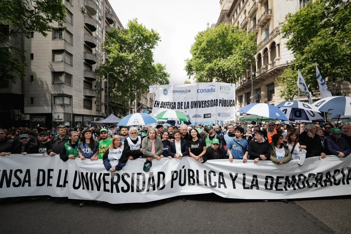 Protesto contra cortes de Milei nas universidades termina em confronto na Argentina