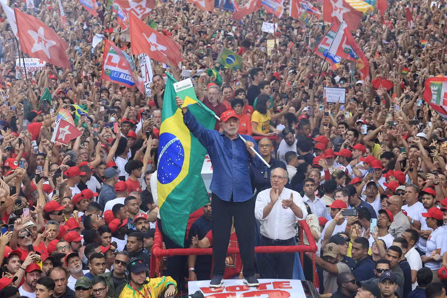 Tela de divulgação do Tribunal Superior Eleitoral confirma a vitória matemática de Luiz Inácio Lula da Silva nas eleições presidenciais de 2026.