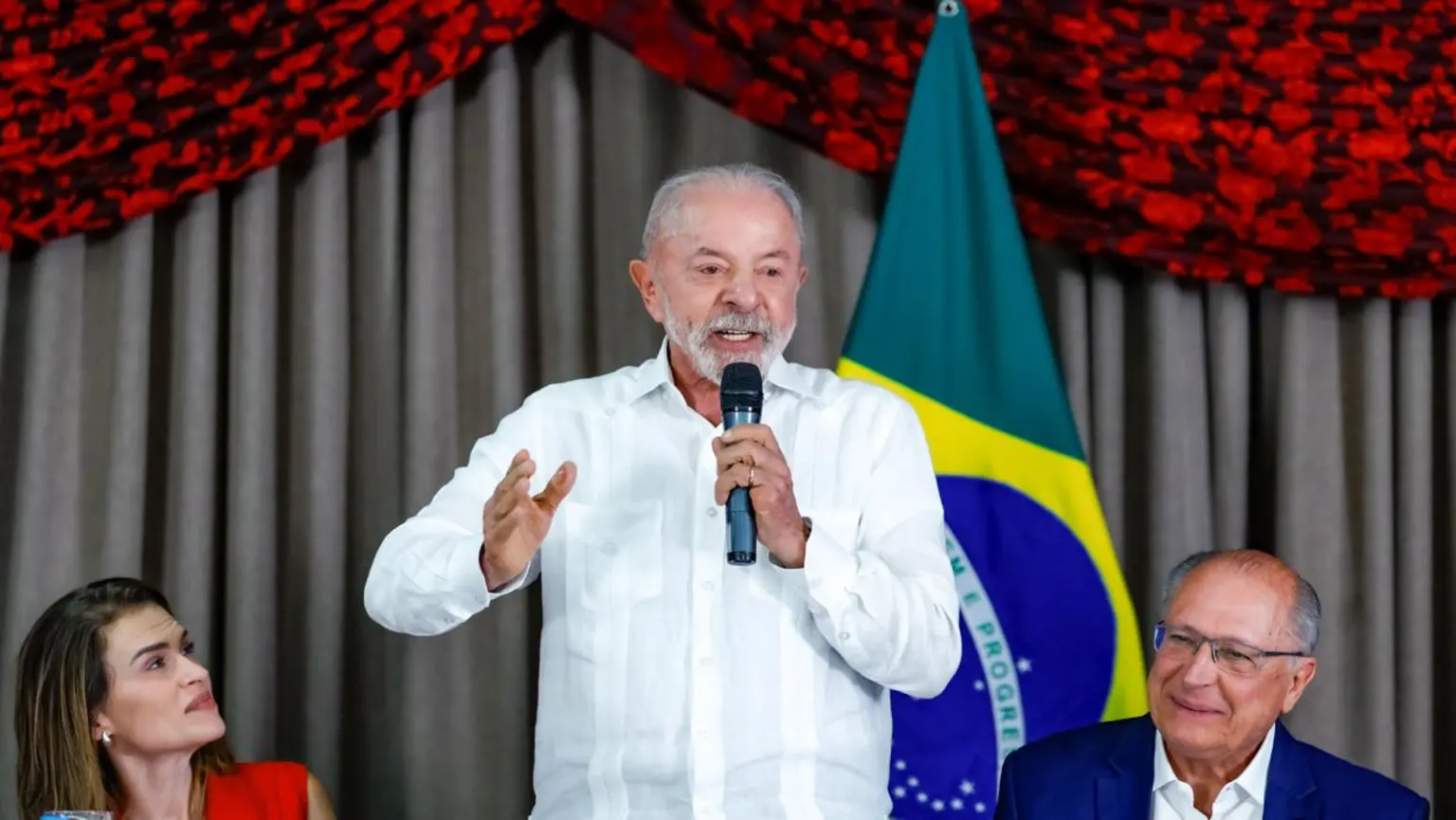 Lula cobra posição de Flávio Bolsonaro sobre votação da PEC que acaba com a escala 6×1