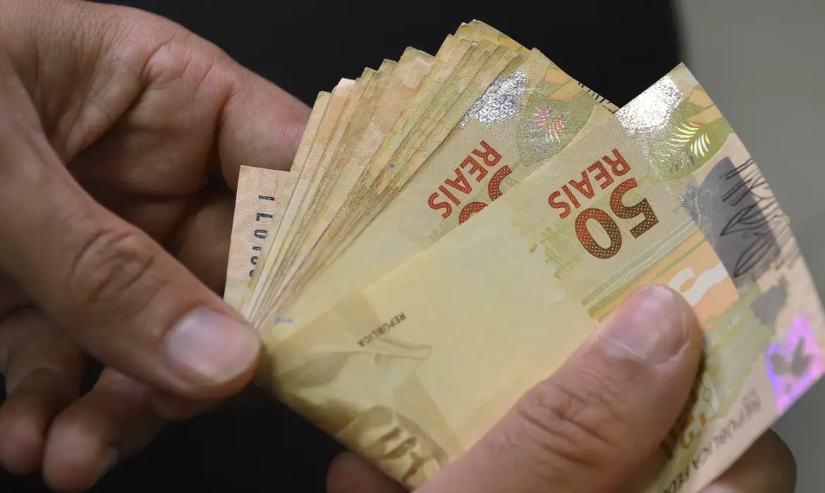 Número de brasileiros com dívidas de alto risco cresce 75% em cinco anos, aponta Banco Central
