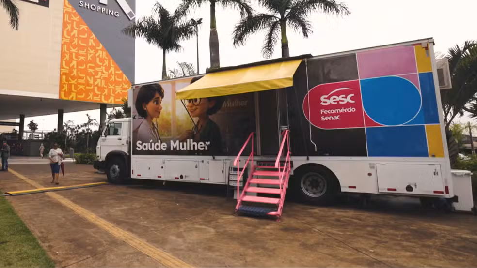 Carreta do Sesc-DF utilizada para oferecer serviços de saúde durante a campanha Outubro Rosa.
