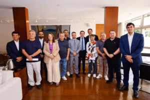 Parlamentares do Distrito Federal e o vice-governador eleito Gustavo Rocha durante reunião com o presidente da Câmara dos Deputados, Hugo Motta, para discutir a manutenção dos recursos do Fundo Constitucional.